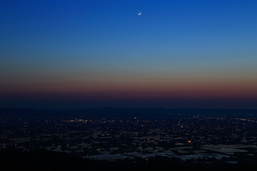 Fototapeta premium （とやまビューポイント）水田に映る、砺波平野の「散居村」夕陽の絶景！ 5月 