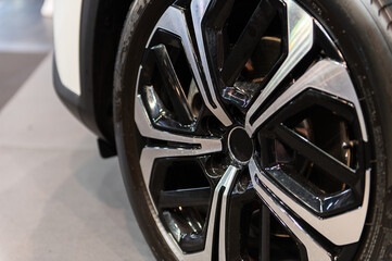 Black alloy wheels, aluminum disc sport with a carbon fiber cover. Light weight and modern cool...