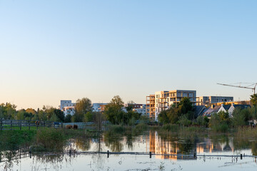 Naklejka premium rennes pendant les inondations en 2024 et en 2025 avec de l'eau qui recouvre le terrain de foot avec des évacuations 