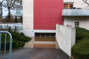 rennes pendant les inondations en 2024 et en 2025 avec de l'eau qui recouvre le terrain de foot...