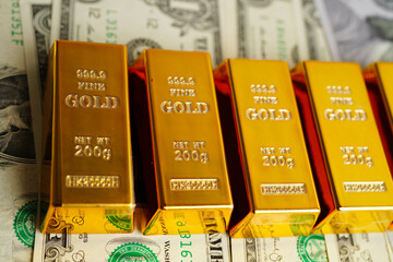 Obraz premium Gold bars with US dollar and Euro banknote money, finance trading investment business currency.