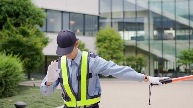 交通整理をする交通誘導員