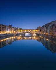 Obraz premium Blue hour over Ponte Vecchio bridge and Arno river in Florence. Tuscany, Italy.