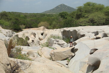 geoss&iacute;tio marmitas do rio carna&uacute;ba no geoparque serid&oacute; em acari, rio grande do norte
