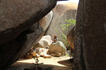 Obraz premium mulher no geosítio conventos da serra rajada em cerro corá, rio grande do norte, geoparque seridó