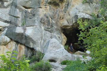 turista na casa de pedra em martins, rio grande do norte