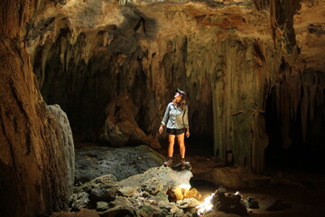 mulher na na caverna catedral em felipe guerra, rio grande do norte