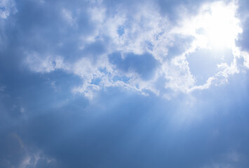 雲の合間から光がさす様子、葉書比率