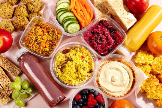 Premade salads, snack and smoothies. Quick food to eat on the go or for lunch break, ready gluten free and vegan meals