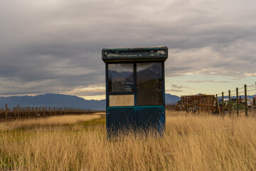 a lonely kiosk stands in a field © Yar