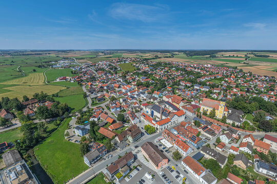 Die Marktgemeinde Schierling s&uuml;dlich von Regenburg im Tal der Gro&szlig;en Laber von oben