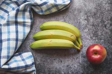 banany i jabłko  © Marcin Łazarczyk