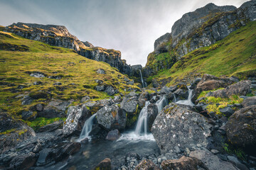 Cette magnifique cascade islandaise s’écoule en plusieurs niveaux le long d’une falaise verdoyante, entourée de roches volcaniques et d’une nature sauvage intacte. Située au cœur des paysages grandios