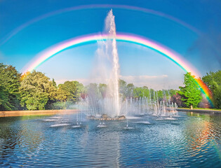 Fototapeta premium 虹が見える噴水のある公園