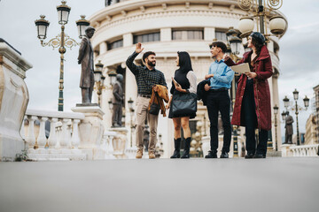 Obraz premium A group of diverse business professionals engaging in conversation in an urban setting, surrounded by classical architecture. The image conveys a sense of teamwork and collaboration among colleagues