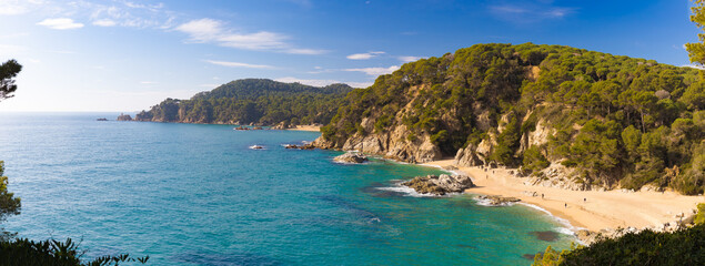 Naklejka premium Panorámica de las playas de Sa Boadella y Santa Cristina en Catalunya, España, rodeadas de vegetación.
