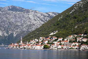 Berglandschaft am Meer mit der Altstadt von Perast mit Kirche in der Bucht von Kotor, Montenegro,...
