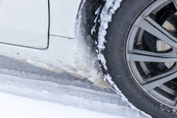 タイヤハウスに付着した雪の塊
