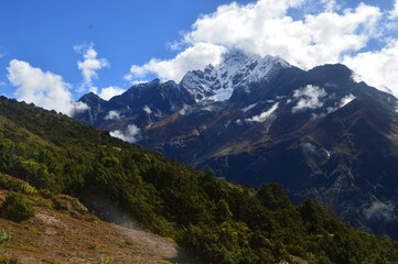 Fototapeta premium Hiking in the stunning Khumbu Valley surrounded by glaciars and snowy peaks in the Himalayan Everest Base Camp Trek