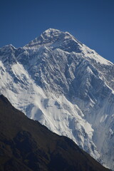 Fototapeta premium Hiking in the stunning Khumbu Valley surrounded by glaciars and snowy peaks in the Himalayan Everest Base Camp Trek