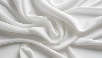 Obraz premium Gros plan sur tissu soie satin doux lit couverture blanc délicatement drapé lignes douces fond simple épuré luxe hôtel.