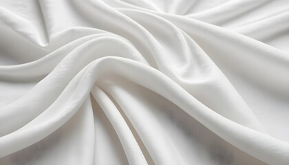 Fototapeta premium Gros plan sur tissu soie satin doux lit couverture blanc délicatement drapé lignes douces fond simple épuré luxe hôtel.