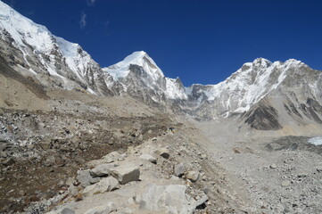 Fototapeta premium Mount Everest and the Khumbu Icefall Glacier as seen from the valley on the Everest Base Camp Trek, Nepal