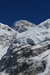 Obraz premium Mount Everest and the Khumbu Icefall Glacier as seen from the valley on the Everest Base Camp Trek, Nepal