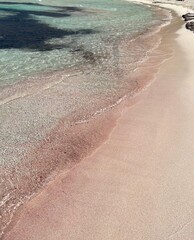 Blaues Meer mit rosa Sand 