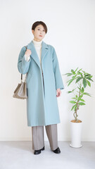 女性冬服のファッションコーディネート全身（縦向き）.