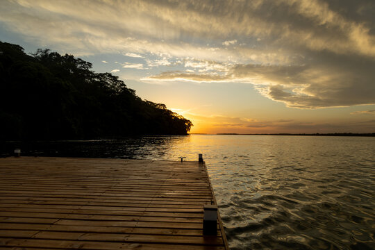 P&ocirc;r do sol em trapiche porto no rio 