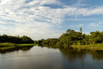 Passeio de barco por rio pantanal brasileiro ao entardecer 
