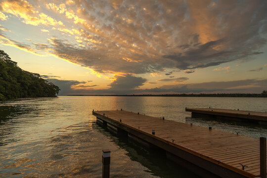 P&ocirc;r do sol em trapiche porto no rio 