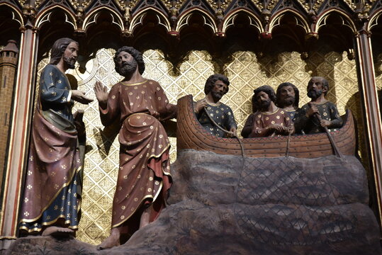 Bas-relief de la p&ecirc;che miraculeuse &agrave; l'&eacute;glise