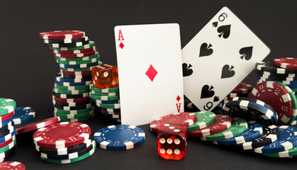 Obraz premium Poker cards and gambling chips on dark background