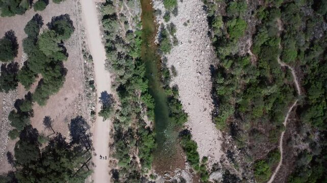 Top shot drone au-dessus d&rsquo;une rivi&egrave;re descendant vers l&rsquo;eau  
