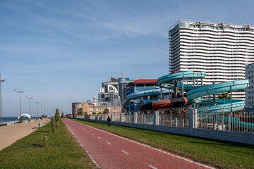 Strandpromenade mit Wasserrutschen und modernen Gebäuden