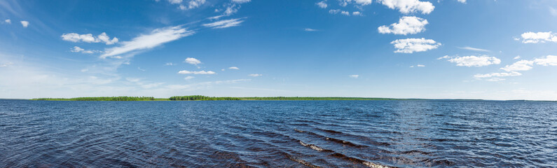 Panoramaufnahme vom Vajunen See in Lappland, Finnland im sommer