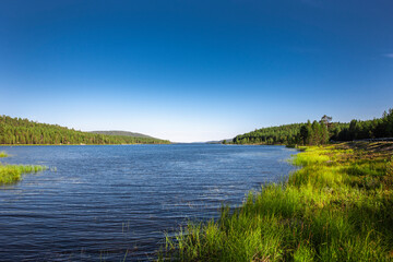 Panoramaufnahme vom Inarisee in Lappland, Finnland im sommer
