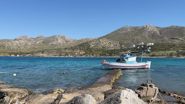 Petit bateau de p&ecirc;che amarr&eacute; sur un quai , une jet&eacute;e en Gr&egrave;ce