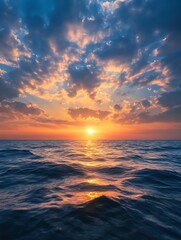 Obraz premium Vibrant sunset over ocean waves, casting golden reflections with dramatic clouds above.