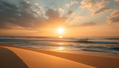 Obraz premium Golden Sunset Over the Ocean Waves Crashing on Sandy Beach