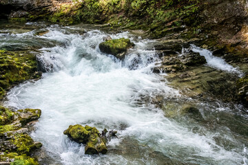 Vintgar-Klamm mit Wasserfällen und felsigen Ufern