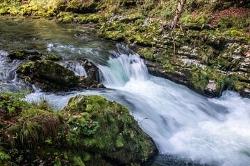 Vintgar-Klamm mit Wasserfällen und felsigen Ufern