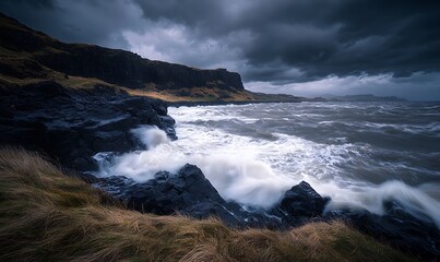 Obraz premium Dramatic seascape with crashing waves and dark stormy skies over rocky coastline.
