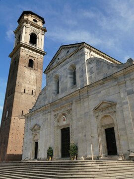 
La fa&ccedil;ade et le campanile de la cath&eacute;drale Saint Jean-Baptiste de Turin

