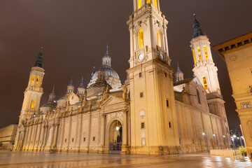Obraz premium ZARAGOZA, SPAIN - MARCH 2, 2018: The cathedral Basilica del Pilar at dusk.