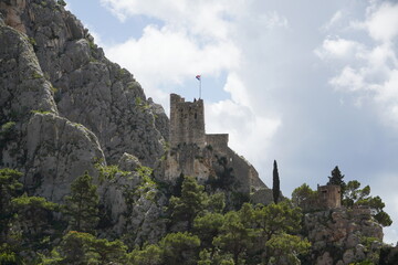 Die Burg von Omis in Kroatien