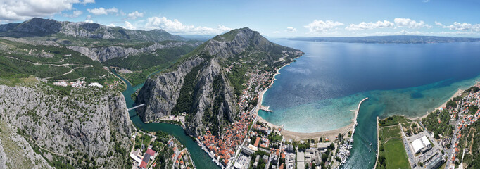 Panorama von Omis in Kroatien , Aufnahme mit der Drohne