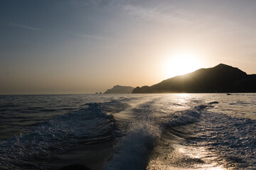 Obraz premium Scenic view of cliffs and sea along the Italian coast during sunset.
